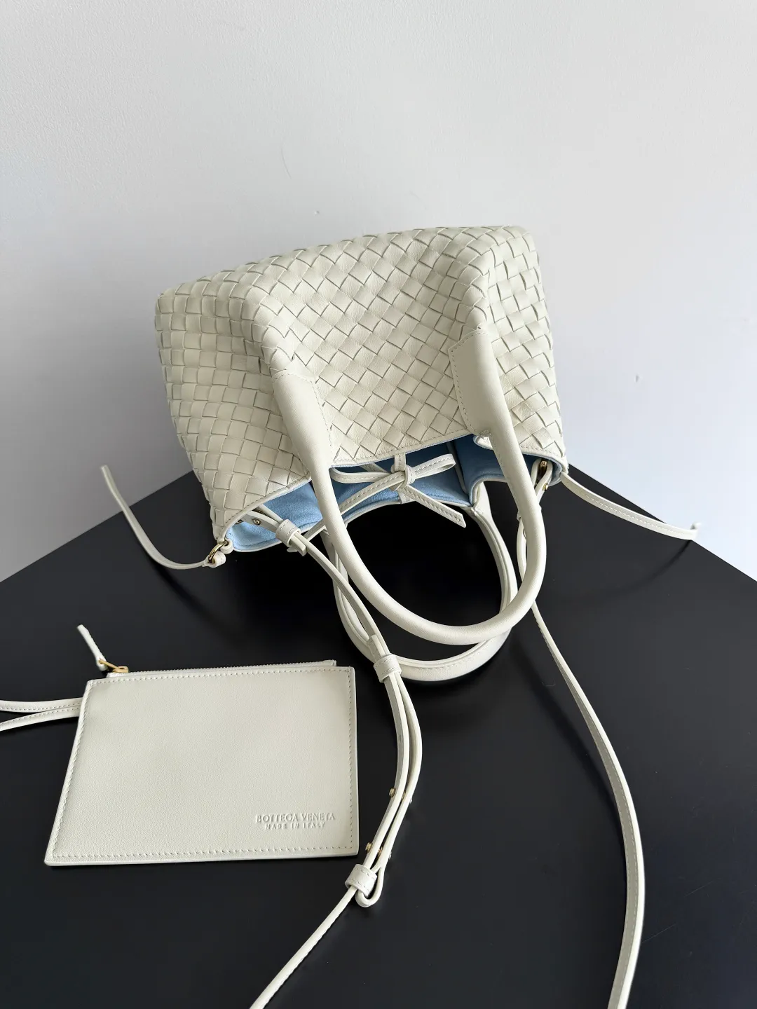 Batch 1660 BOTTEGA VENETA 2025 new product pinacoteca has super soft leather, and the weaving function, practicality and relaxed fashion sense have not fallen behind❤️‍🔥Amway has given sisters a must-have bag when going out. The size of the bag also accurately meets the commuting needs of urban beauties. It can accommodate mobile phones, keys, lipstick, powder, sunscreen, shopping bags...all of it! ! ! 🔥The capacity should not be underestimated~ It does not choose people, clothes, or occasions. With its majestic curved outline, exquisite woven texture, delicate edges and rounded handles, this woven vegetable basket bag truly achieves the goal of "dressing up and being fashionable without getting in the way"~ Are you interested in Jimei? Style number: 819004 Size: 24*15*12cm